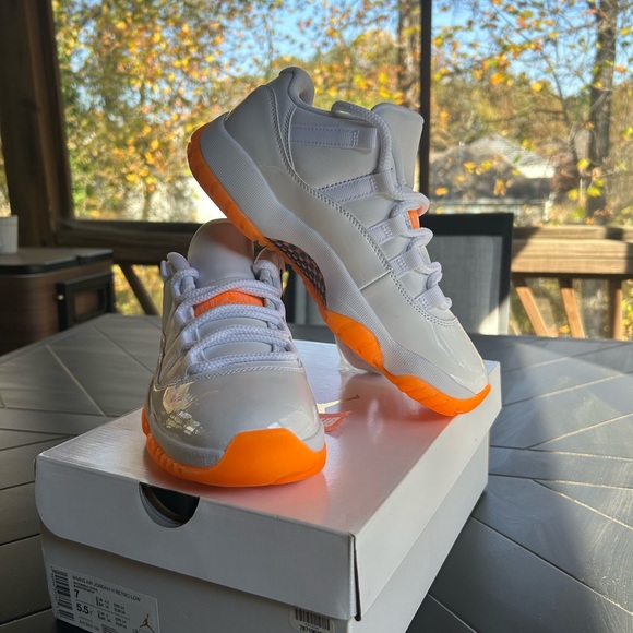 NEW Women’s Air Jordan 11 Retro Low Bright Citrus- US 7 - Picture 3 of 9